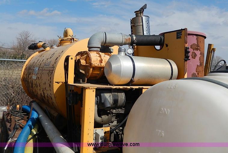 image for item I9283 2000 Commodore Corp trailer with Vactron PMD800SDT vac unit