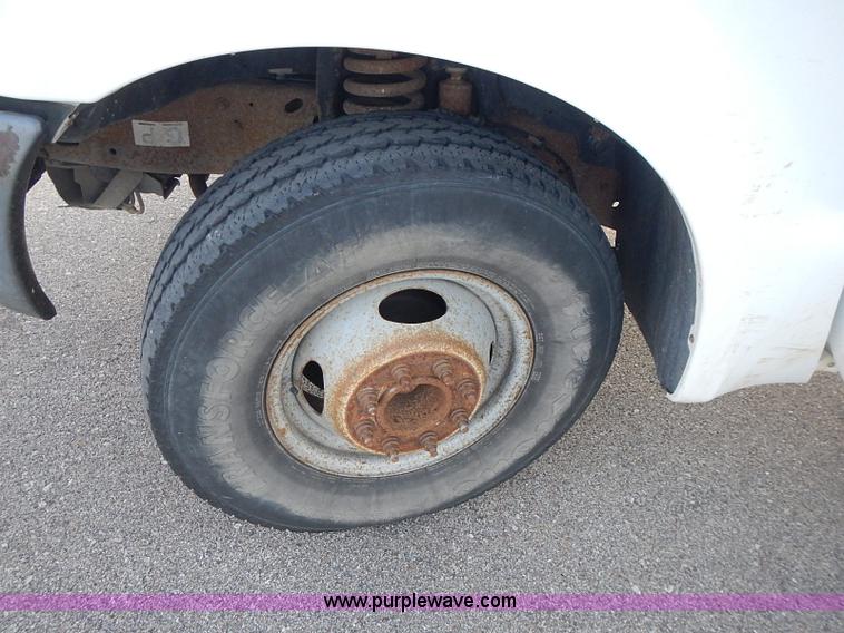 image for item J3234 2000 Ford F350 Super Duty XL flatbed truck