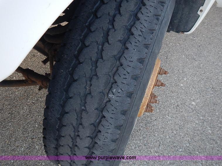 image for item J3234 2000 Ford F350 Super Duty XL flatbed truck