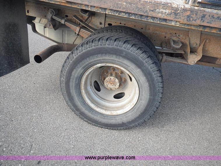 image for item J3234 2000 Ford F350 Super Duty XL flatbed truck