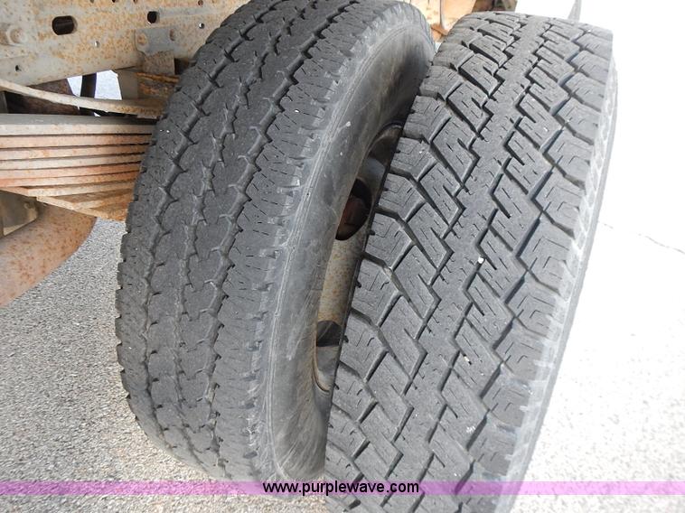 image for item J3234 2000 Ford F350 Super Duty XL flatbed truck