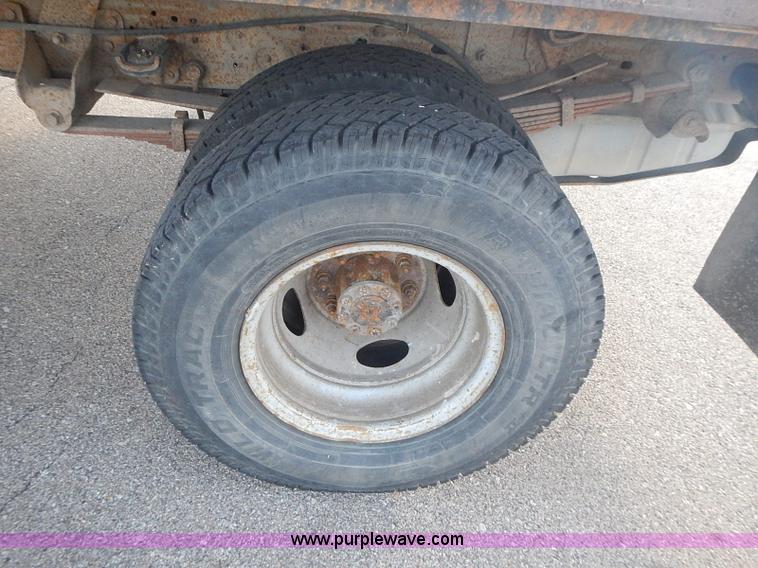 image for item J3234 2000 Ford F350 Super Duty XL flatbed truck