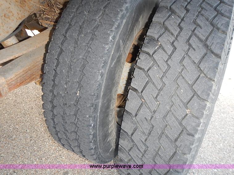 image for item J3234 2000 Ford F350 Super Duty XL flatbed truck