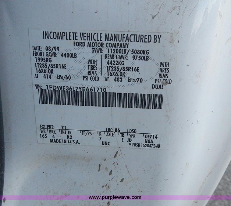 image for item J3234 2000 Ford F350 Super Duty XL flatbed truck