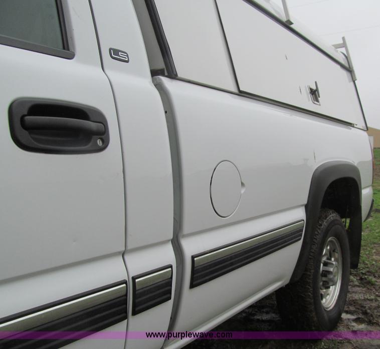 image for item J3484 2002 Chevrolet Silverado 2500 LS pickup truck