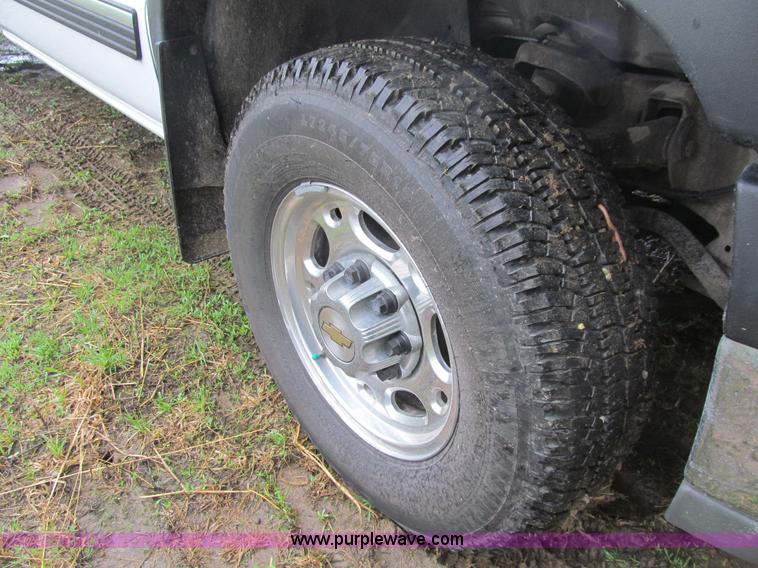 image for item J3484 2002 Chevrolet Silverado 2500 LS pickup truck