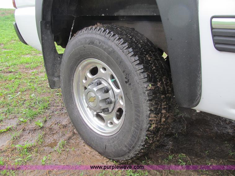 image for item J3484 2002 Chevrolet Silverado 2500 LS pickup truck