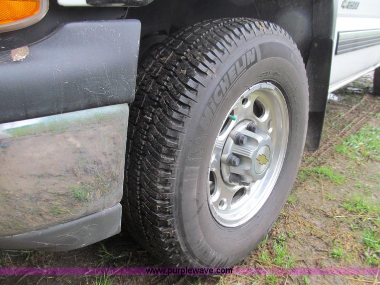 image for item J3484 2002 Chevrolet Silverado 2500 LS pickup truck