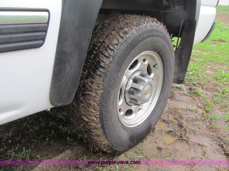 image for item J3484 2002 Chevrolet Silverado 2500 LS pickup truck