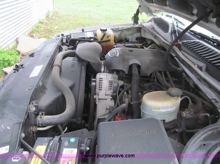 image for item J3484 2002 Chevrolet Silverado 2500 LS pickup truck