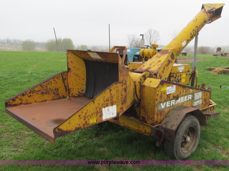 image for item J3500 Vermeer 1600 portable chipper