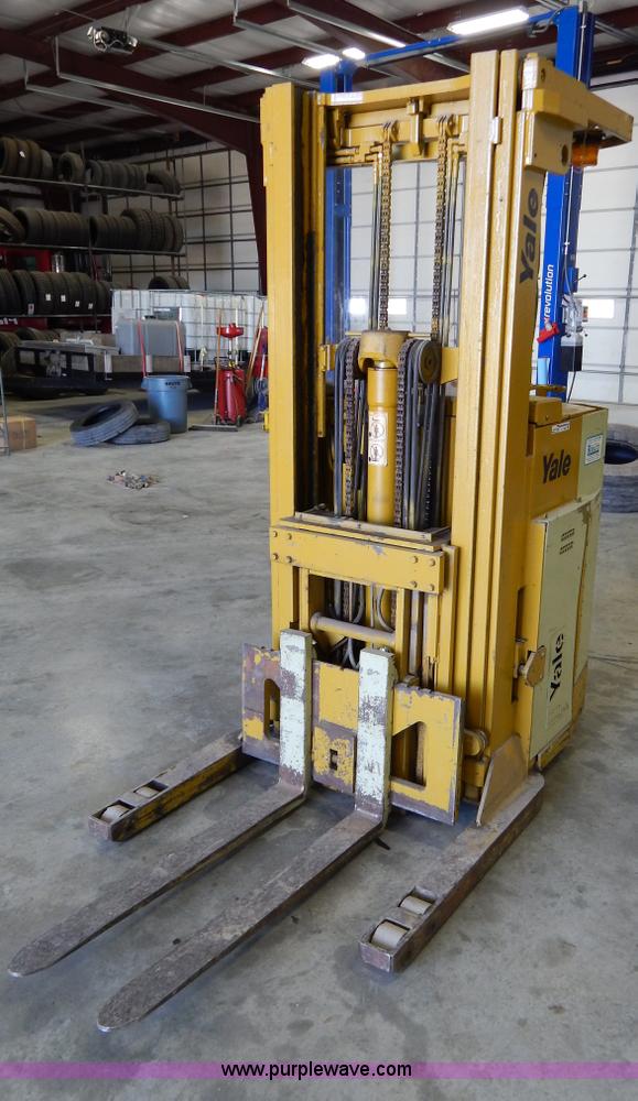 image for item Z9367 Yale electric forklift