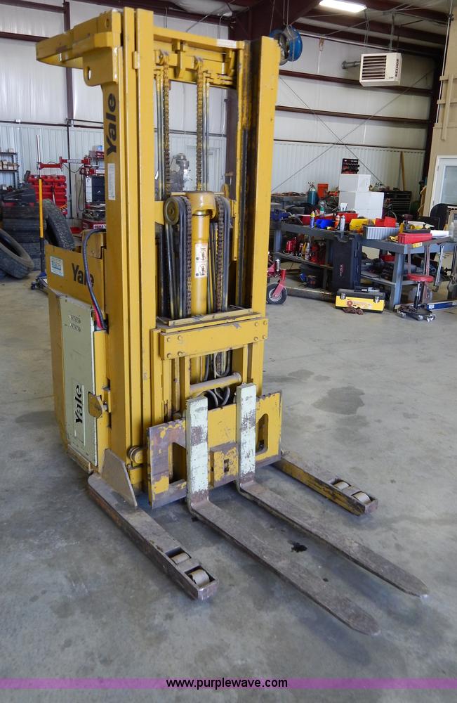 image for item Z9367 Yale electric forklift