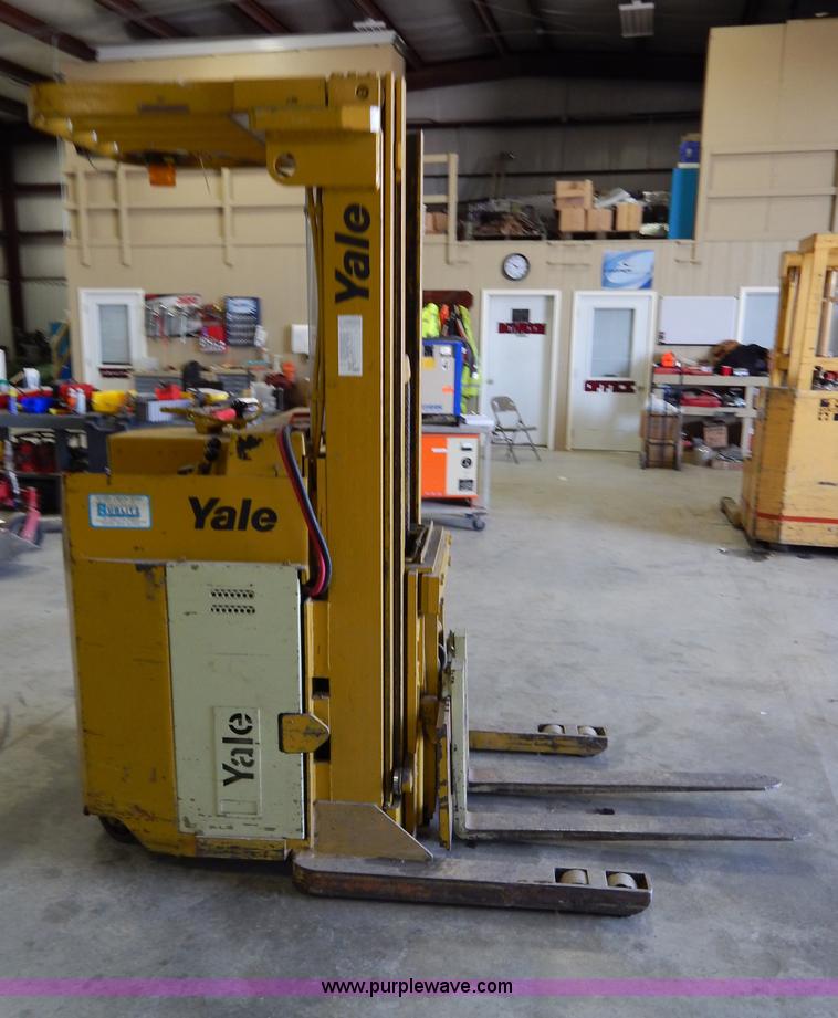 image for item Z9367 Yale electric forklift