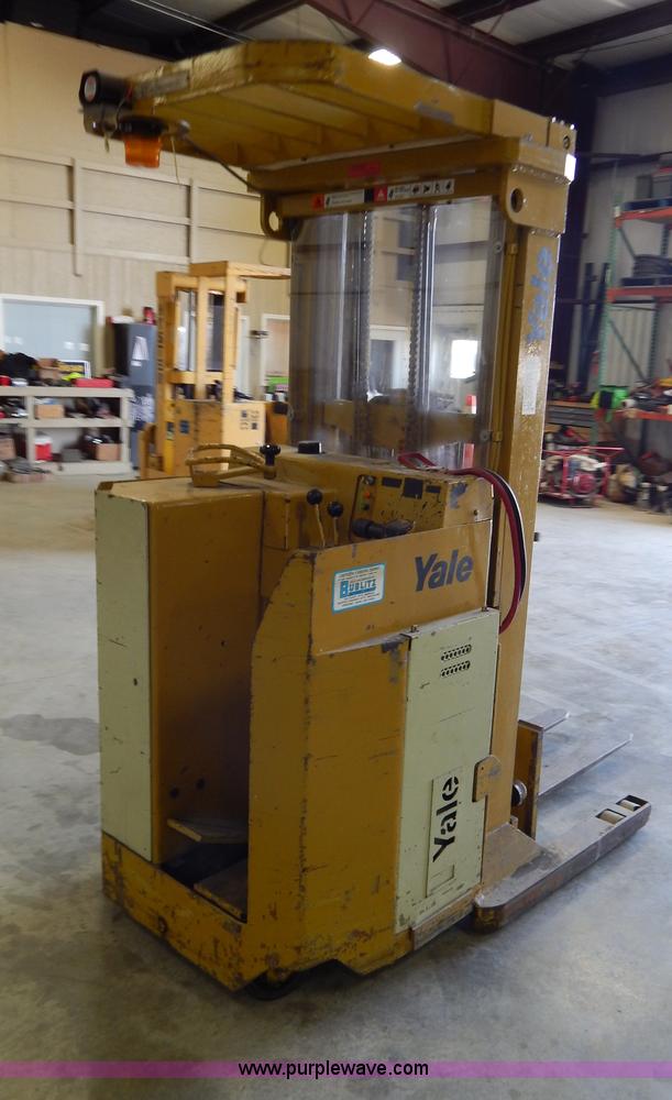 image for item Z9367 Yale electric forklift