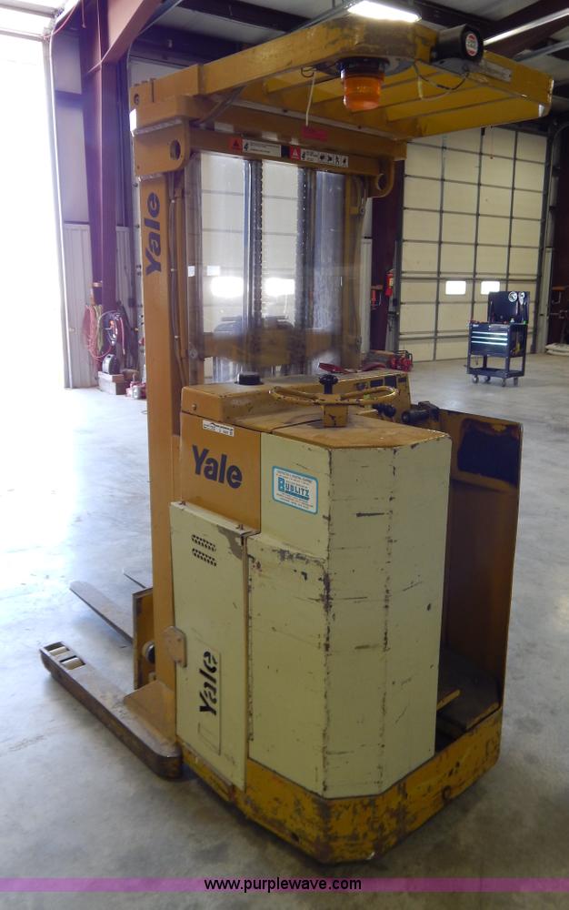 image for item Z9367 Yale electric forklift