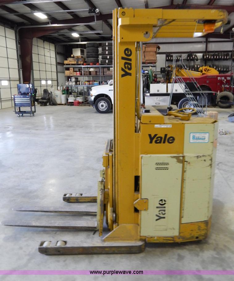 image for item Z9367 Yale electric forklift