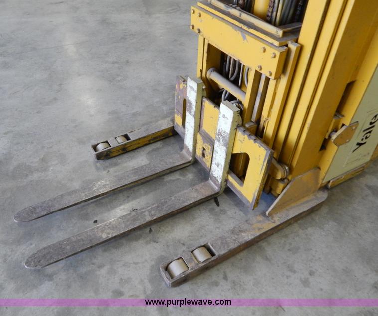 image for item Z9367 Yale electric forklift