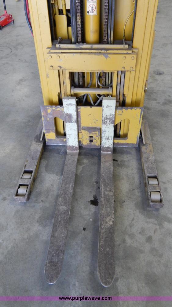image for item Z9367 Yale electric forklift