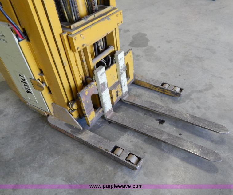 image for item Z9367 Yale electric forklift