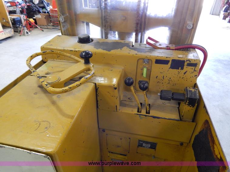 image for item Z9367 Yale electric forklift