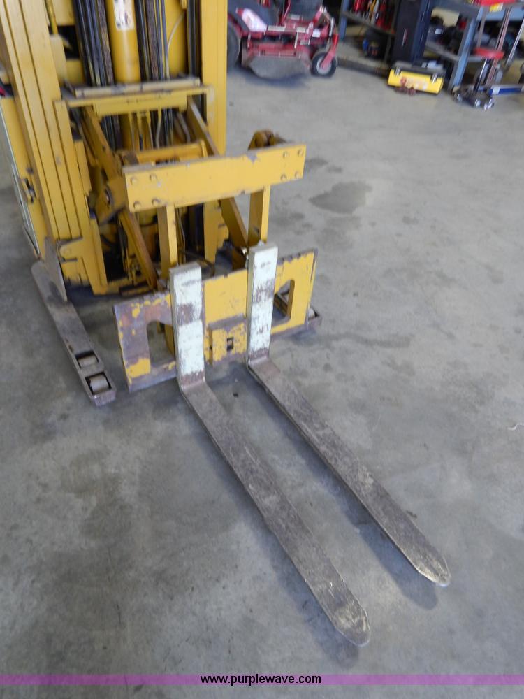 image for item Z9367 Yale electric forklift