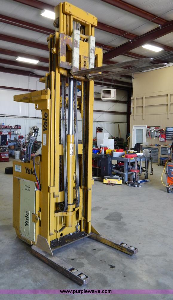 image for item Z9367 Yale electric forklift