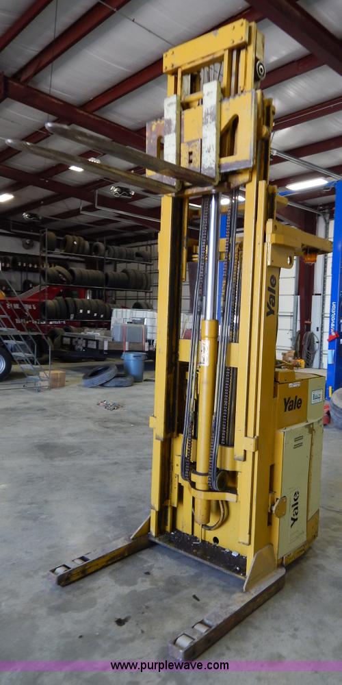 image for item Z9367 Yale electric forklift