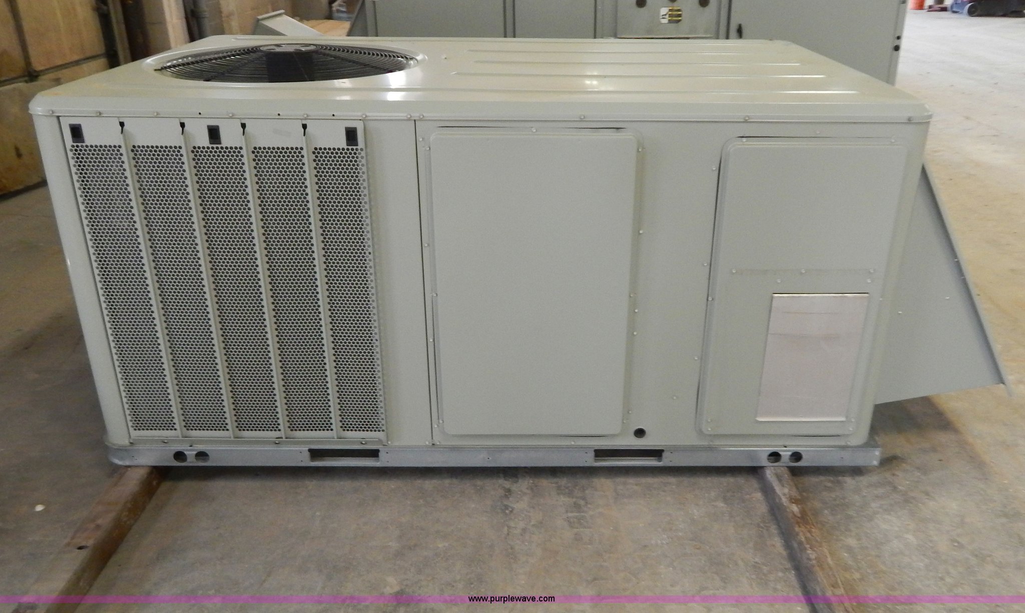Trane six ton roof top AC and heating unit in Kansas City, MO Item