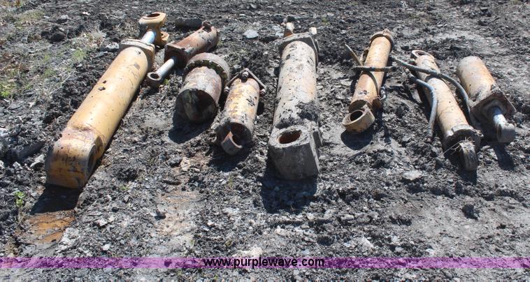 image for item AM9288 Assorted hydraulic cylinders