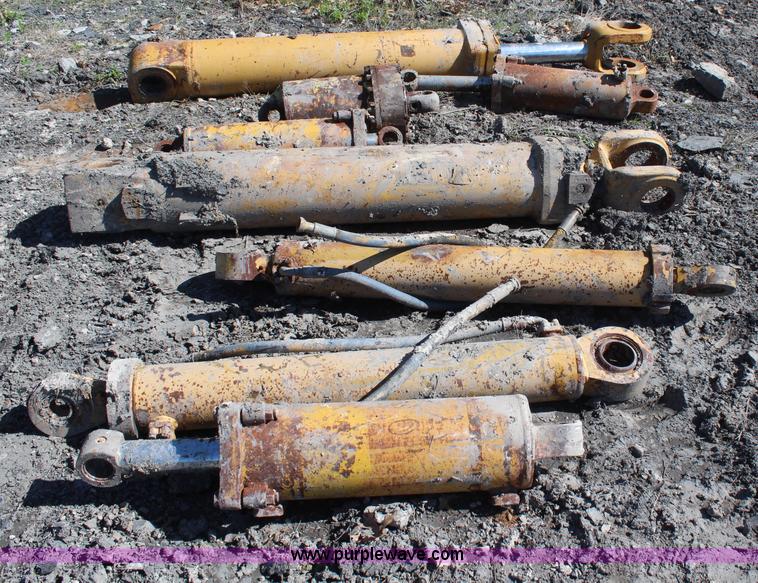 image for item AM9288 Assorted hydraulic cylinders