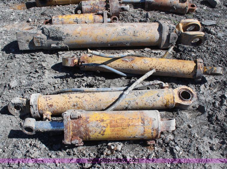 image for item AM9288 Assorted hydraulic cylinders