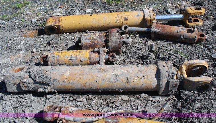 image for item AM9288 Assorted hydraulic cylinders