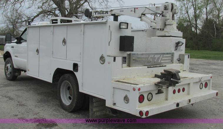 image for item AN9077 2004 Ford F550 Super Duty XL service truck with crane