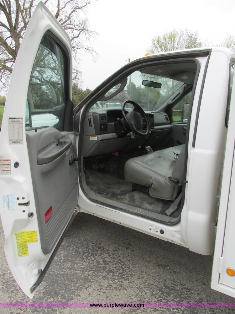 image for item AN9077 2004 Ford F550 Super Duty XL service truck with crane