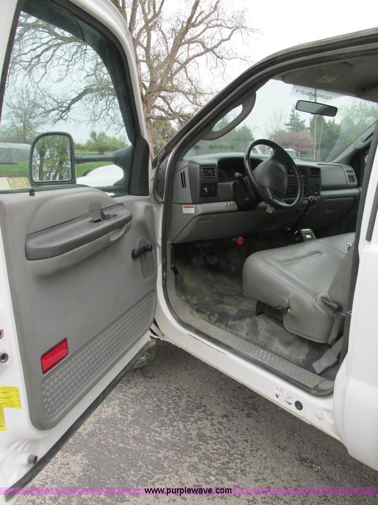 image for item AN9077 2004 Ford F550 Super Duty XL service truck with crane