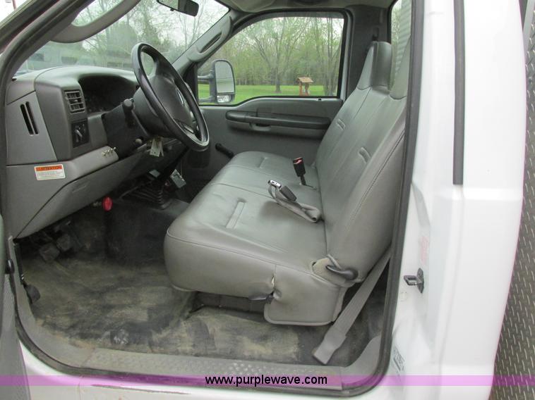 image for item AN9077 2004 Ford F550 Super Duty XL service truck with crane