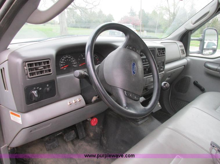 image for item AN9077 2004 Ford F550 Super Duty XL service truck with crane