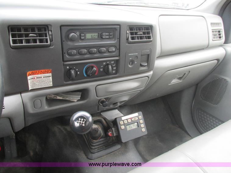 image for item AN9077 2004 Ford F550 Super Duty XL service truck with crane