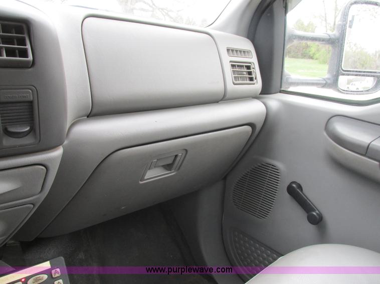 image for item AN9077 2004 Ford F550 Super Duty XL service truck with crane