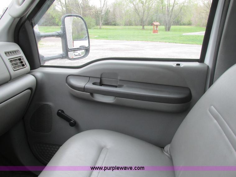 image for item AN9077 2004 Ford F550 Super Duty XL service truck with crane