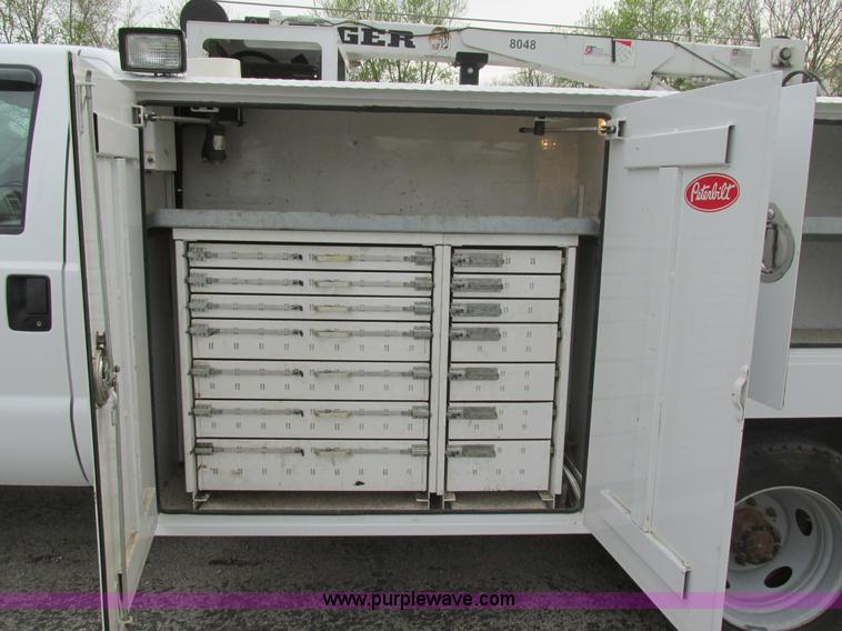 image for item AN9077 2004 Ford F550 Super Duty XL service truck with crane