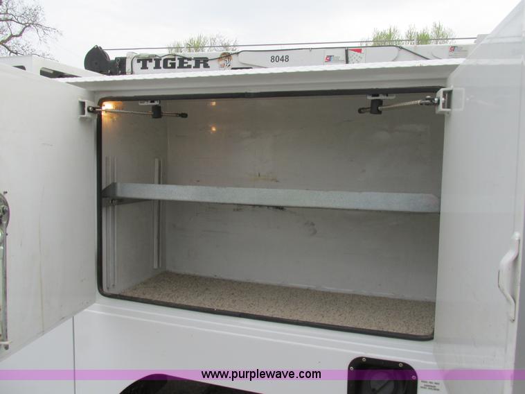 image for item AN9077 2004 Ford F550 Super Duty XL service truck with crane