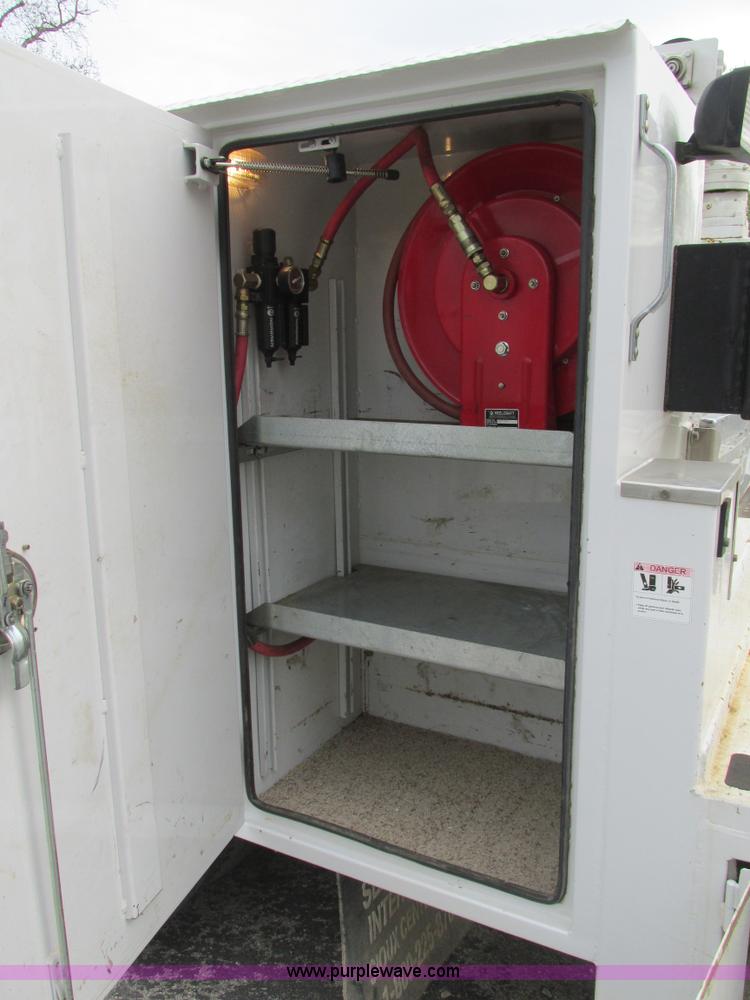 image for item AN9077 2004 Ford F550 Super Duty XL service truck with crane