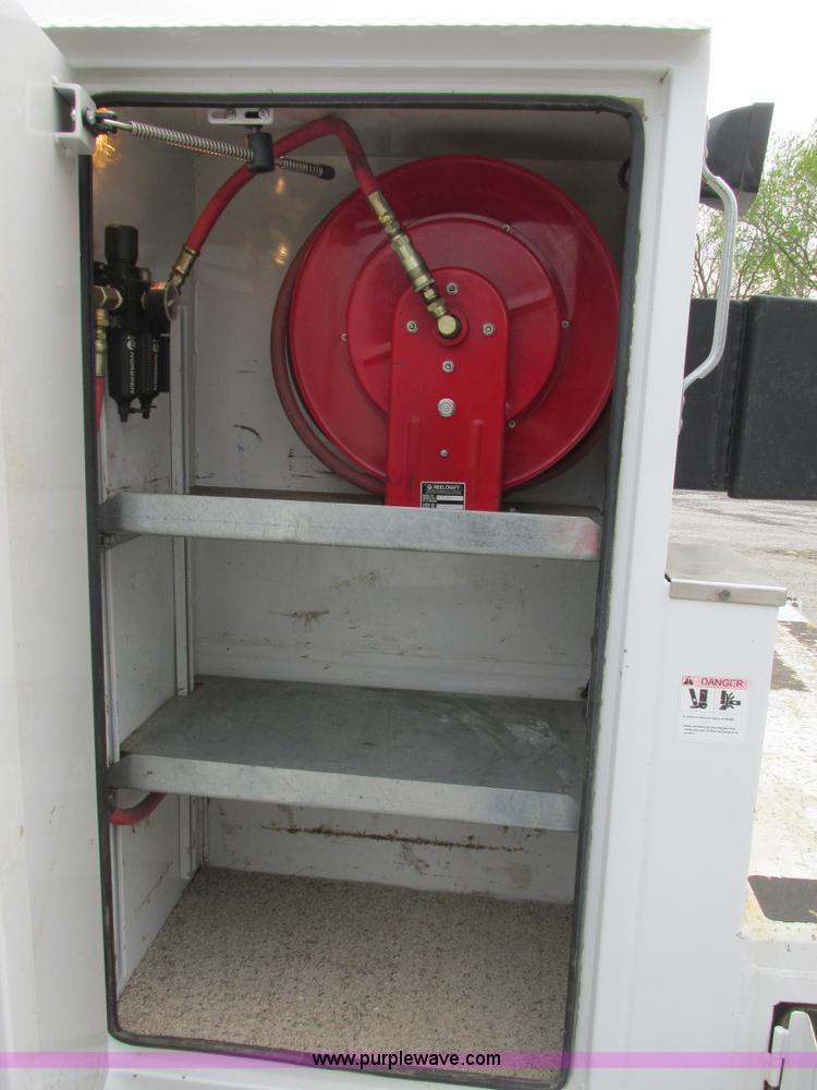 image for item AN9077 2004 Ford F550 Super Duty XL service truck with crane