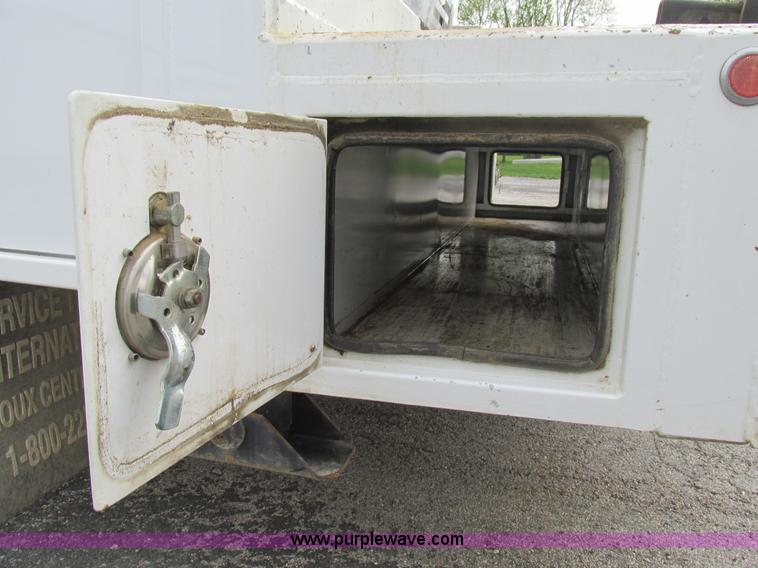 image for item AN9077 2004 Ford F550 Super Duty XL service truck with crane