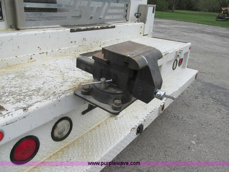 image for item AN9077 2004 Ford F550 Super Duty XL service truck with crane