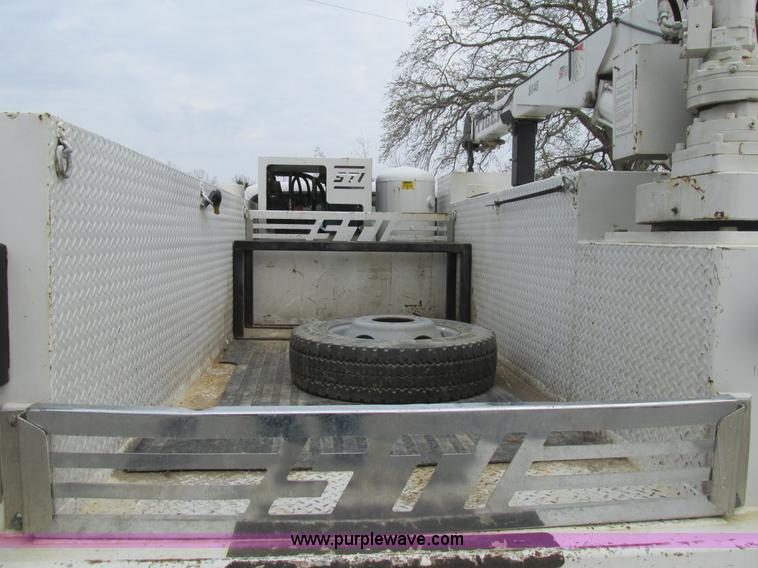 image for item AN9077 2004 Ford F550 Super Duty XL service truck with crane