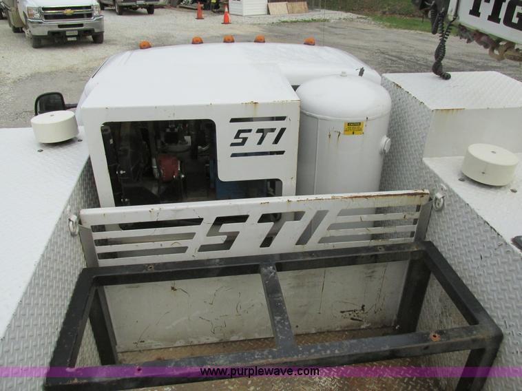 image for item AN9077 2004 Ford F550 Super Duty XL service truck with crane