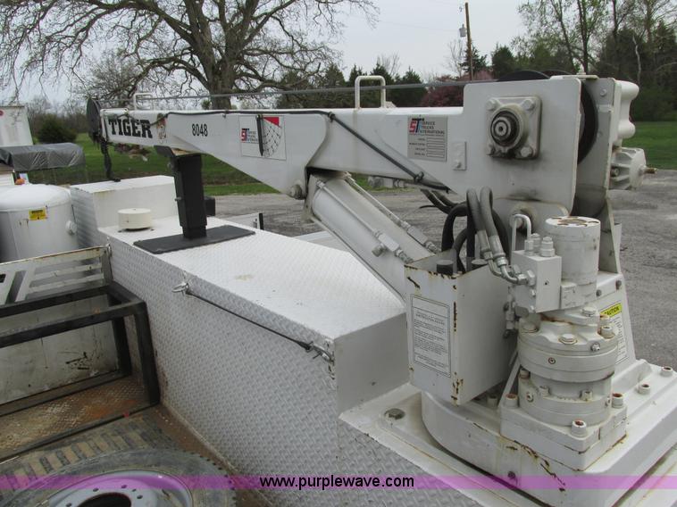 image for item AN9077 2004 Ford F550 Super Duty XL service truck with crane